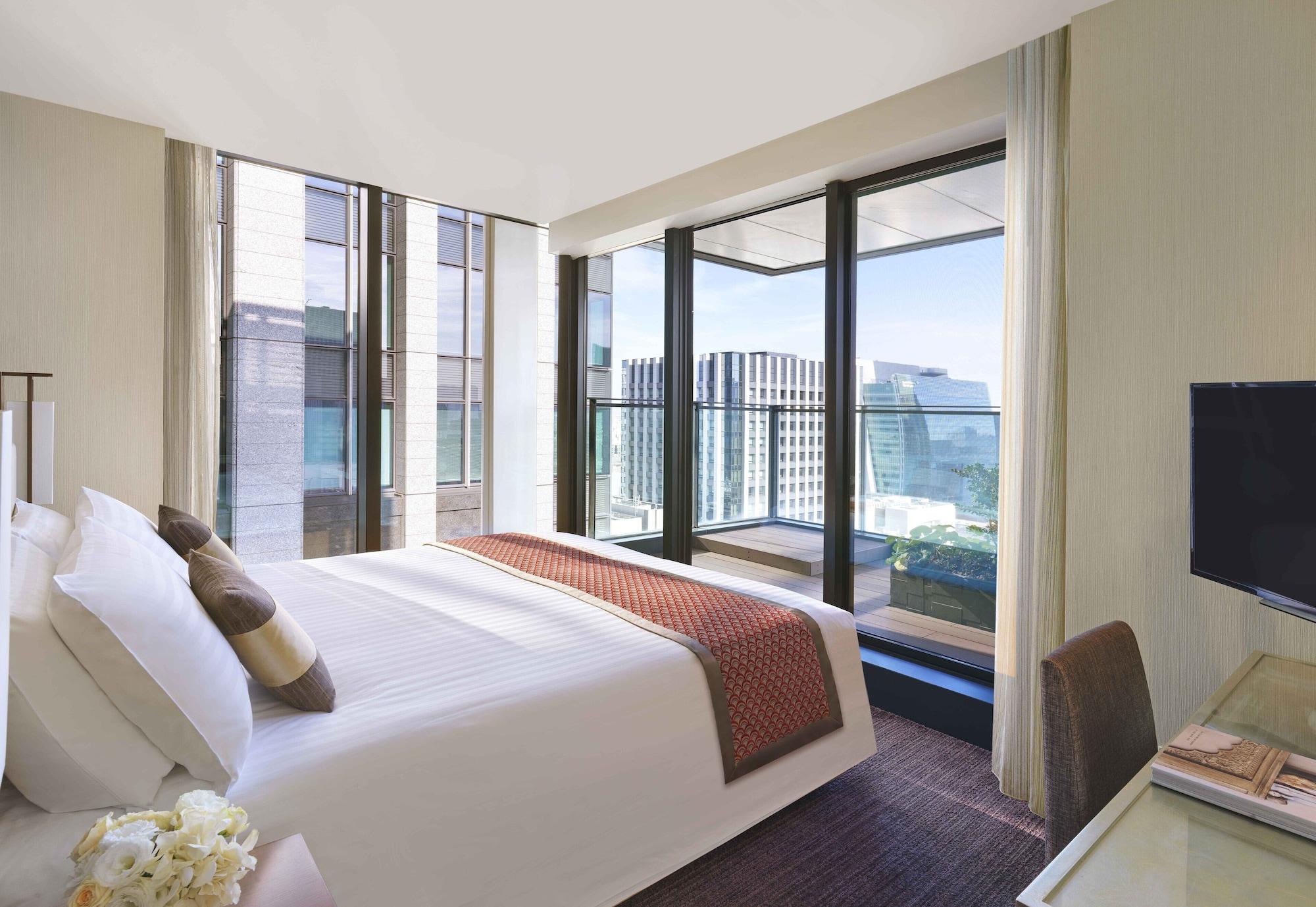Oakwood Premier Tokyo Ξενοδοχείο Εξωτερικό φωτογραφία A bedroom at The Ritz-Carlton, Hong Kong