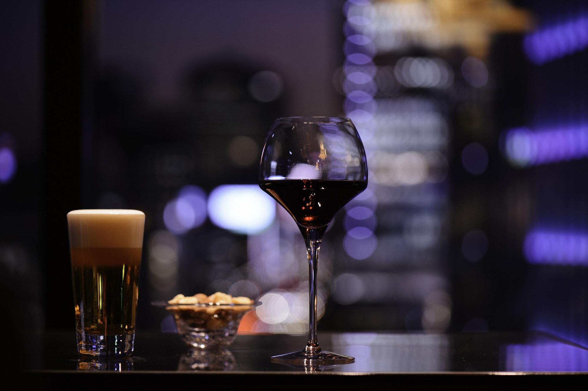 Oakwood Premier Tokyo Ξενοδοχείο Εξωτερικό φωτογραφία A glass of red wine