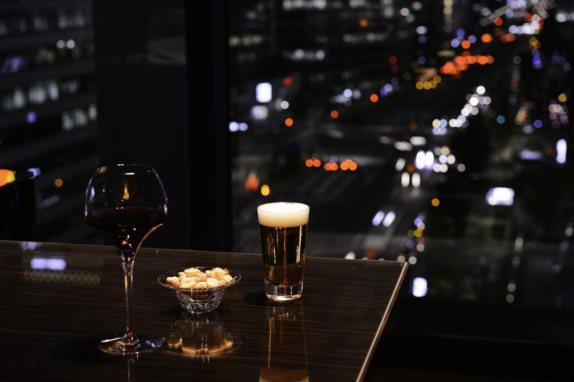 Oakwood Premier Tokyo Ξενοδοχείο Εξωτερικό φωτογραφία A glass of beer and a glass of wine
