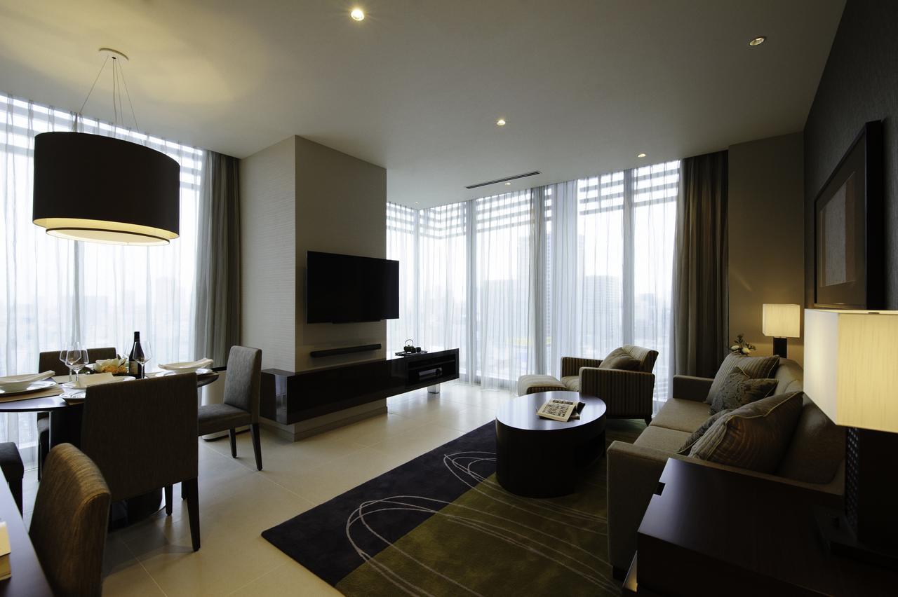Oakwood Premier Tokyo Ξενοδοχείο Εξωτερικό φωτογραφία A living room in a suite at the hotel