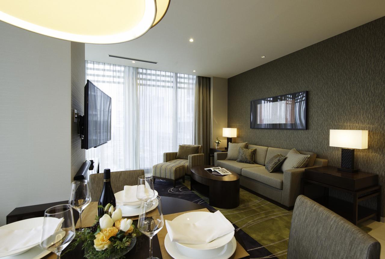 Oakwood Premier Tokyo Ξενοδοχείο Εξωτερικό φωτογραφία A living room in a suite at the hotel