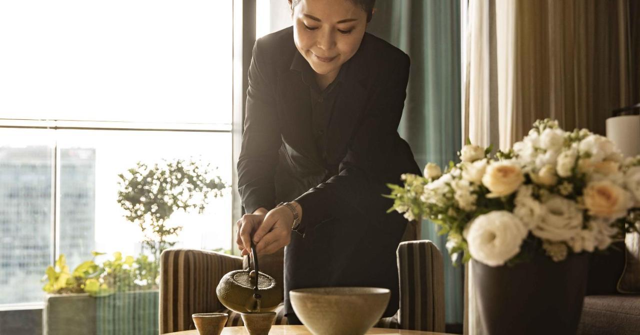 Oakwood Premier Tokyo Ξενοδοχείο Εξωτερικό φωτογραφία A Thai woman pouring tea